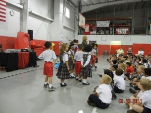 Pied Piper Donna with kids at Sacred Heart